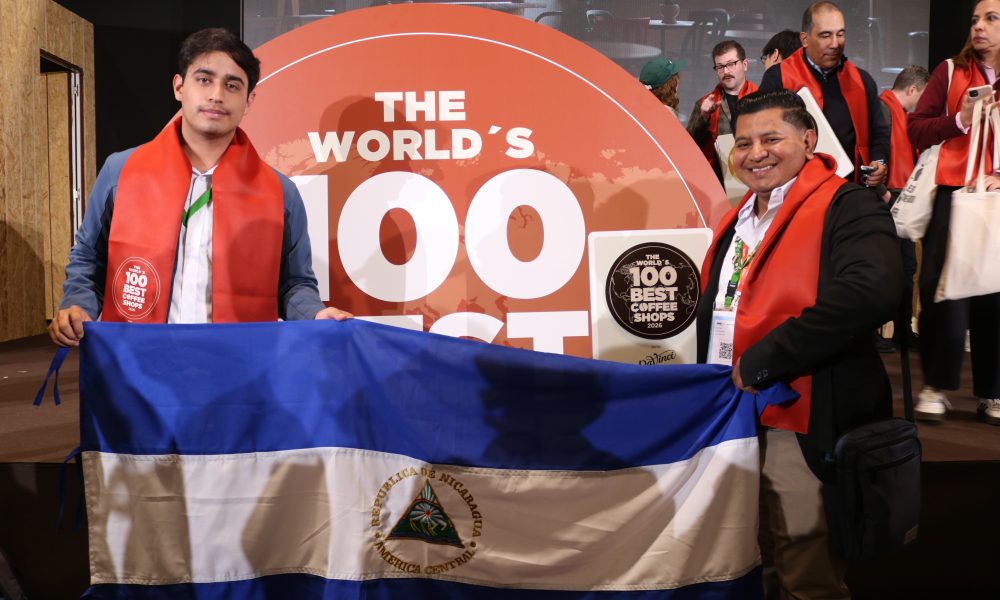 Israel Sánchez (d) y parte del equipo de operaciones de Delafinca Specialty Coffe con el reconocimiento del puesto 37 en el top de las mejores cafeterías del mundo. Foto: Cortesía