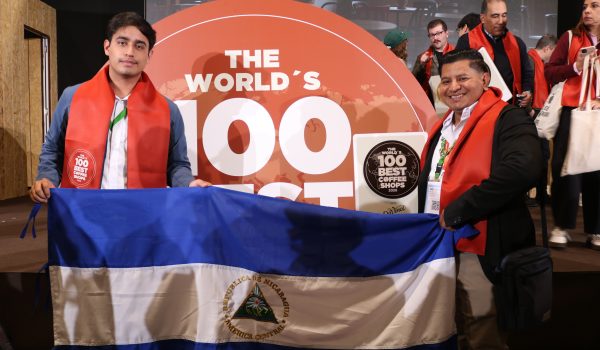 Israel Sánchez (d) y parte del equipo de operaciones de Delafinca Specialty Coffe con el reconocimiento del puesto 37 en el top de las mejores cafeterías del mundo. Foto: Cortesía