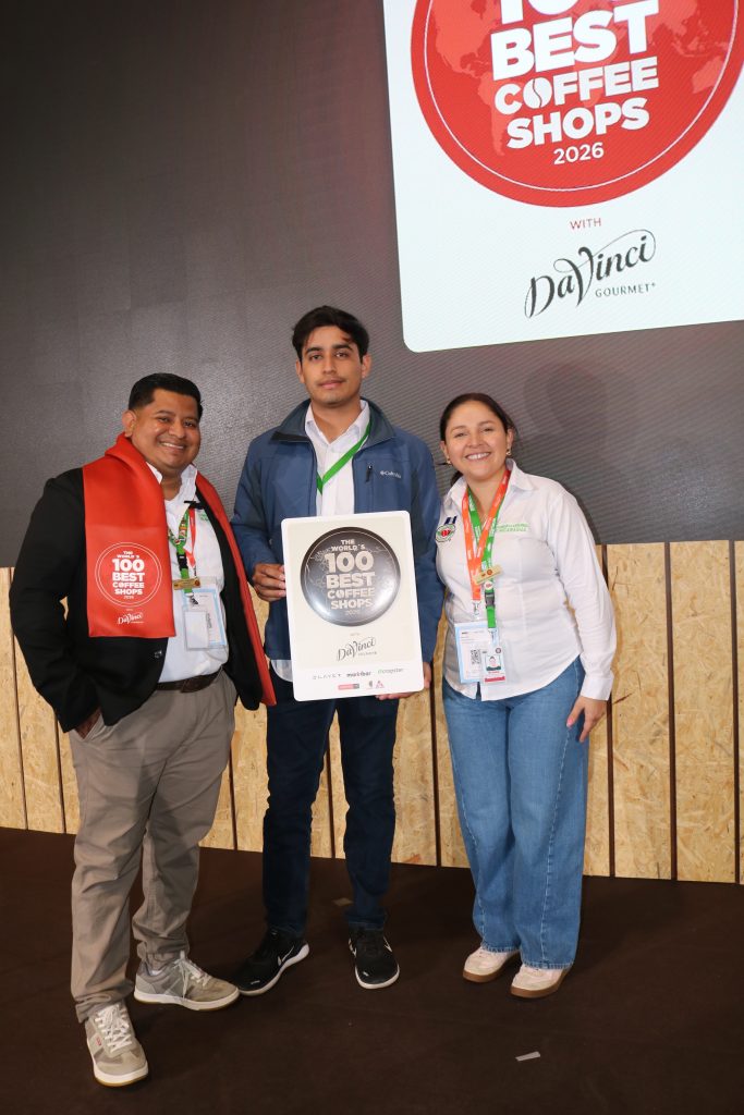 Israel Sánchez y parte del equipo de operaciones de Delafinca Specialty Coffe con el reconocimiento del puesto 37 en el top de la mejores cafeterías del mundo. Foto: Cortesía