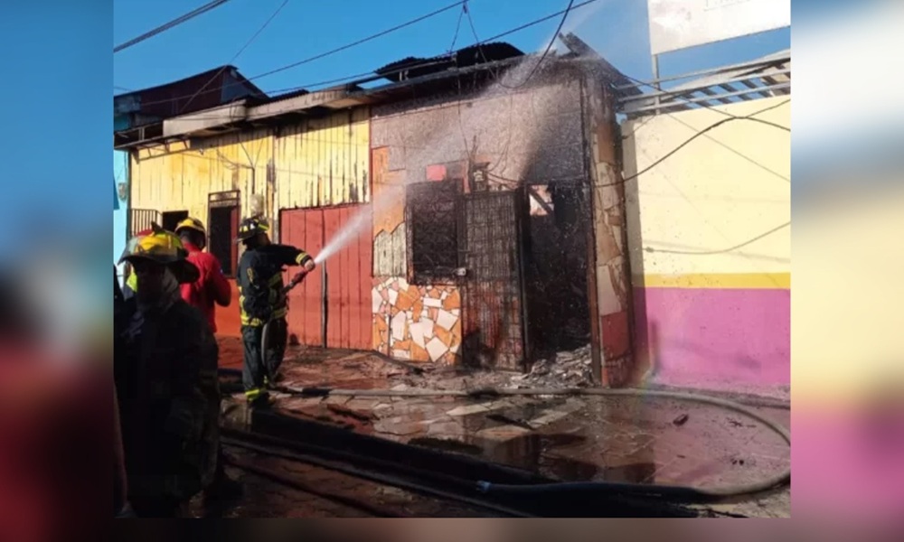 Bomberos atendieron incendio en barrio Monseñor Lezcano. Foto: Radio Ya