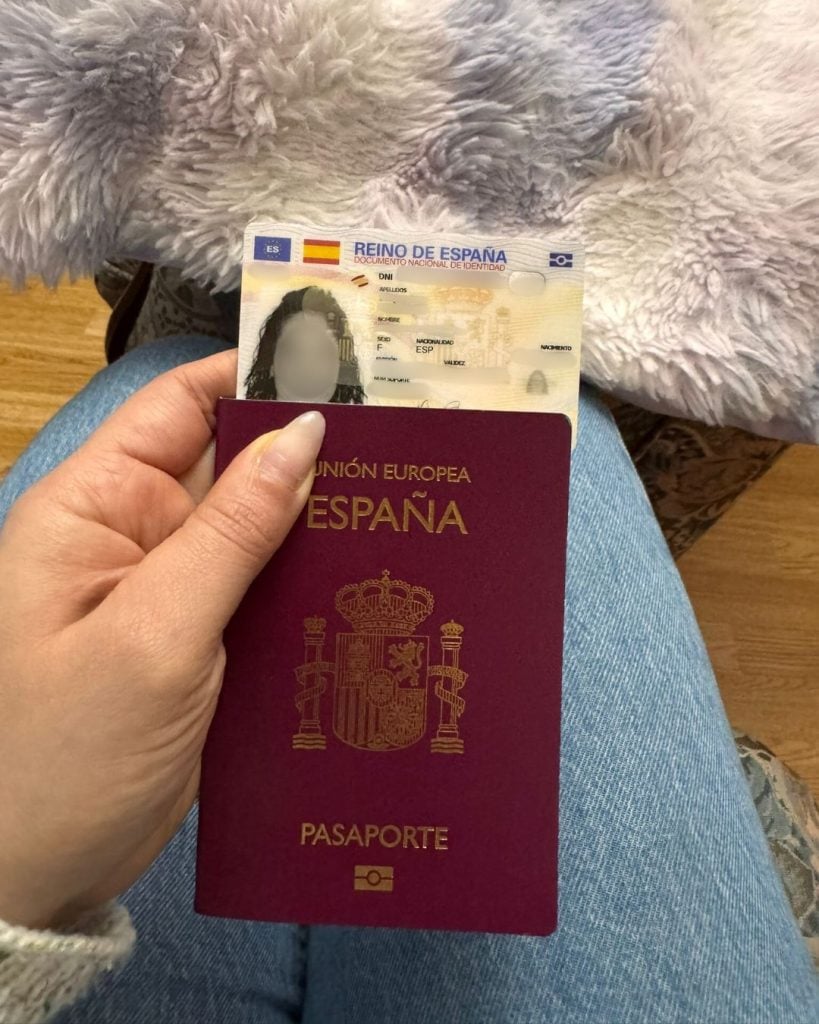 Karla muestra su DNI y pasaporte español luego de ser reconocida como ciudadana española. Foto: cortesía.