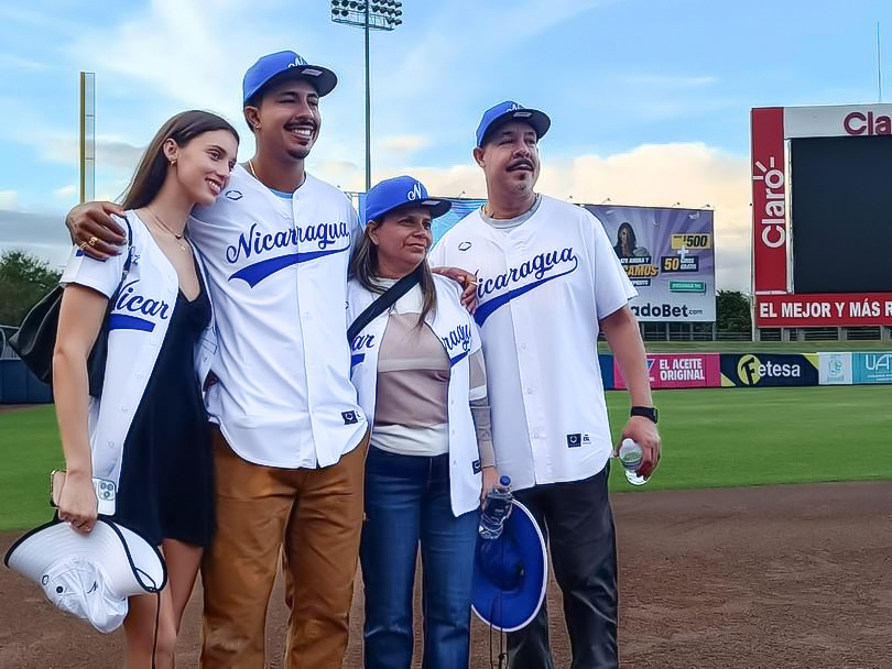 En Nicaragua. De izquierda a derecha: la novia de Mark Vientos, el beisbolista, su madre y su padre. LA PRENSA/ TOMADA DE INTERNET
