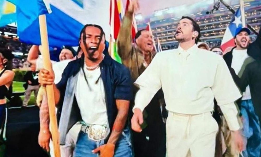 William Surian, de 27 años, junto a Bad Bunny durante el show del medio tiempo del Super Bowl.