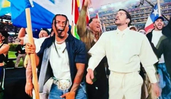 William Surian, de 27 años, junto a Bad Bunny durante el show del medio tiempo del Super Bowl.