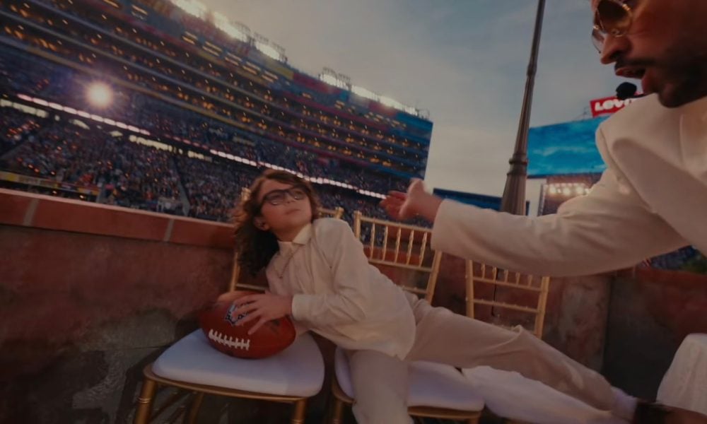 Representación de un niño dormido en tres sillas durante una fiesta en el show de Bad Bunny. Foto: Captura de pantalla/NFL