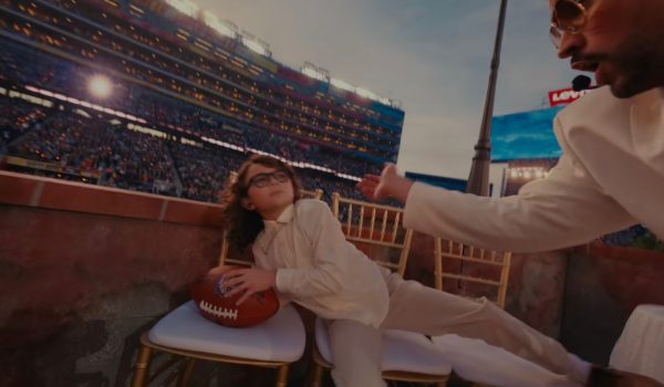 Representación de un niño dormido en tres sillas durante una fiesta en el show de Bad Bunny. Foto: Captura de pantalla/NFL
