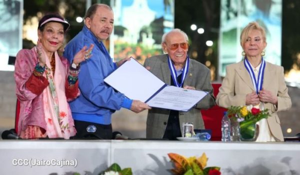 Daniel Ortega y Rosario Murillo entregan la Medalla de la reconciliación y la paz cardenal Miguel Obando al exvicepresidente de la República, Jaime Morales Carazo, y a su esposa, Amparo Vásquez. Foto: medios oficialistas.