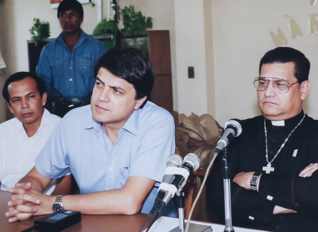 Imagen de la Comisión Nacional de Reconciliación (CNR), presidida por el cardenal Miguel Obando y Bravo (d), con Sergio Ramírez (c) como vicepresidente y René Núñez (i) como suplente, durante una conferencia de prensa a inicios de marzo de 1988, en la que hablaron sobre la necesidad de ir al diálogo entre los Contras y el régimen sandinista. Al momento de esa conferencia, el Ejército Sandinista desarrollaba un operativo militar con todo su poderío en la zona fronteriza con Honduras. LA PRENSA / FOTOGRAFÍA RESTAURADA CON IA