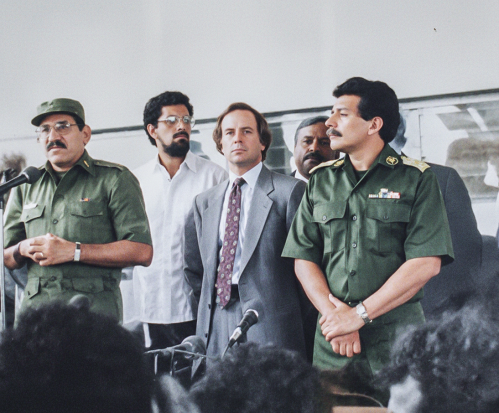 De izquierda a derecha: Humberto Ortega, jefe de la delegación oficial; Víctor Hugo Tinoco, vicecanciller; Paul S. Reichler, asesor del régimen, y Lenín Cerna, jefe de la Seguridad del Estado, durante una conferencia de prensa en la que ofrecieron adelantos de las negociaciones. LA PRENSA / FOTOGRAFÍA RESTAURADA CON IA