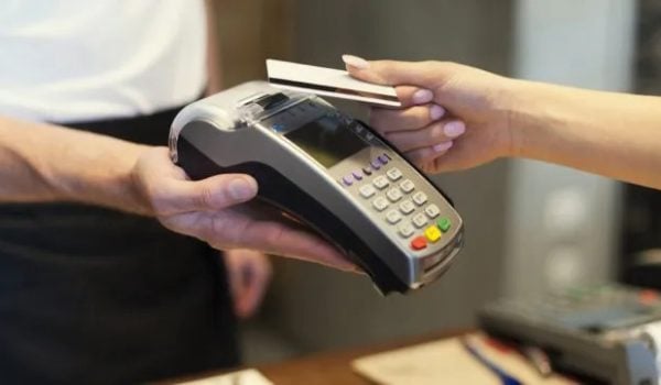 Uso de tarjetas de débito y crédito