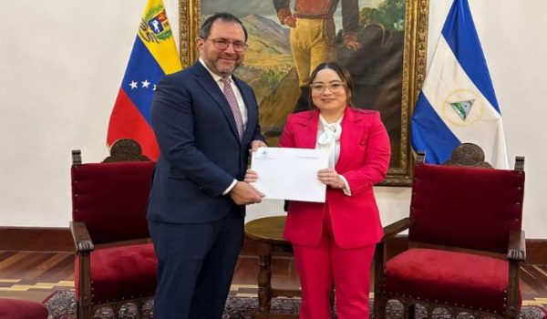 Valezka Fiorella López Herrera en una foto de archivo entrega cartas credenciales como embajadora en Venezuela el 2 de febrero de 2026. Foto: medios oficialistas.