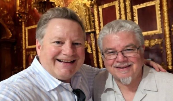 Embajador de EE. UU. en Cuba Mike Hammer, con el sacerdote José Conrado. Foto: Redes sociales.