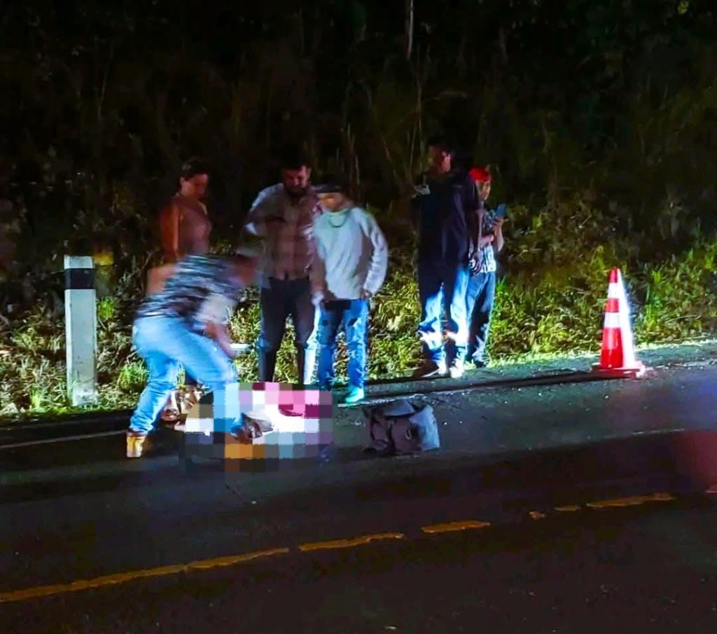 El cuerpo de Yasser Yassir Aguinaga, de 19 años, quien murió junto a su novia Mereling Suárez, de 15, en un accidente de motocicleta en Rosita. Foto: Noticias de Bluefields/Facebook.