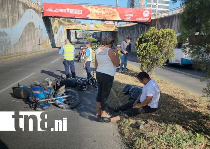 Dos motorizados protagonizan choque en el puente a desnivel de la Centroamérica, en Managua. Foto: Canal 8.