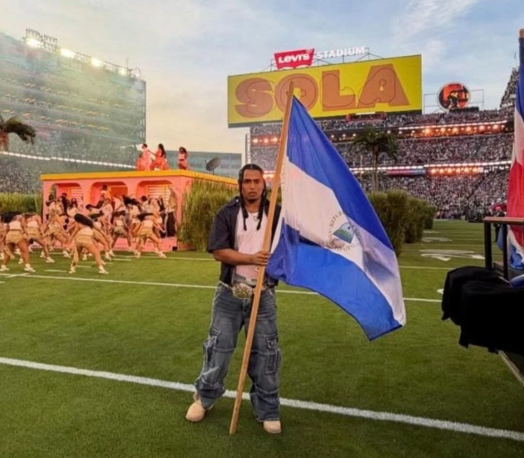 William René Surian Ortiz con la bandera de Nicaragua en Levi's Stadium donde se realizó el show de Bad Bunny. 