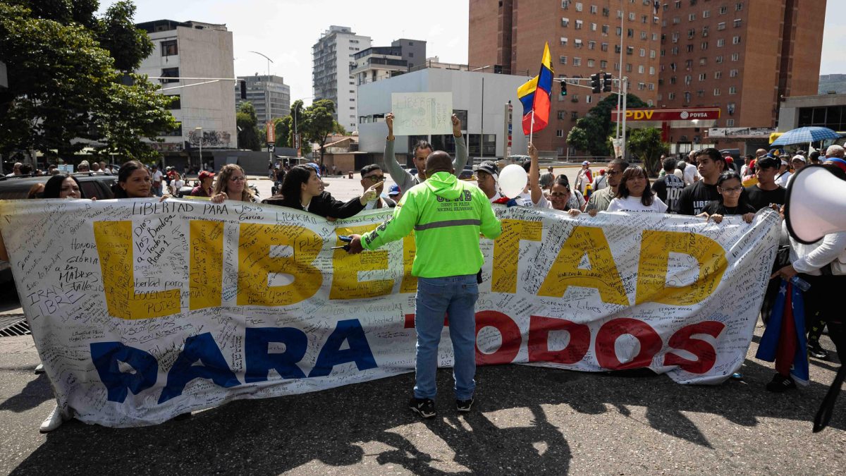 Un funcionario de la Policía Nacional Bolivariana bloquea el paso a familiares de presos políticos durante una protesta alrededor de El Helicoide. ARCHIVO/EFE/Ronald Peña R
