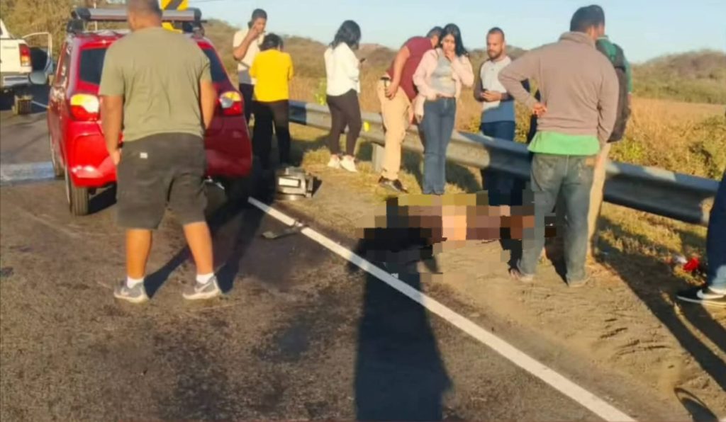 Katherine Salomé Reyes Altamirano, de 19 años, yace sin vida sobre la carretera tras accidentarse en la moto que conducía y llevaba a su sobrina a la escuela. Foto: El Diario Nacional/Facebook.