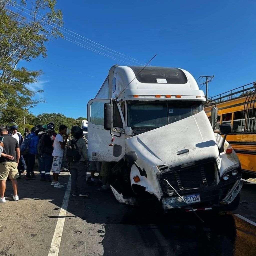 Una mujer murió en un accidente ocurrido entre un furgón y una camioneta en Carretera a Catarina, en Masaya. Foto: La Primerísima.