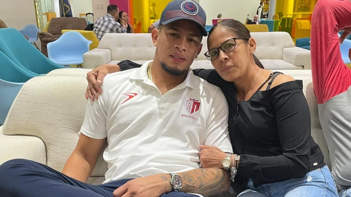 Fátima Zorayda Estrada Uriarte (a la derecha) y su hijo Jonathan Loáisiga (a la izquierda). Foto: Fátima Estrada/facebook.