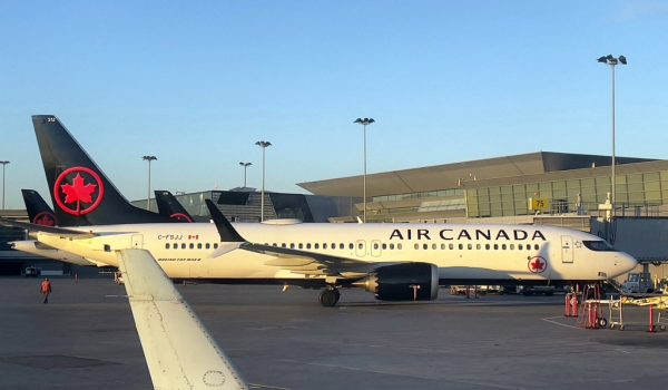 Tres aerolíneas canadienses suspenden sus vuelos a Cuba por crisis de combustible