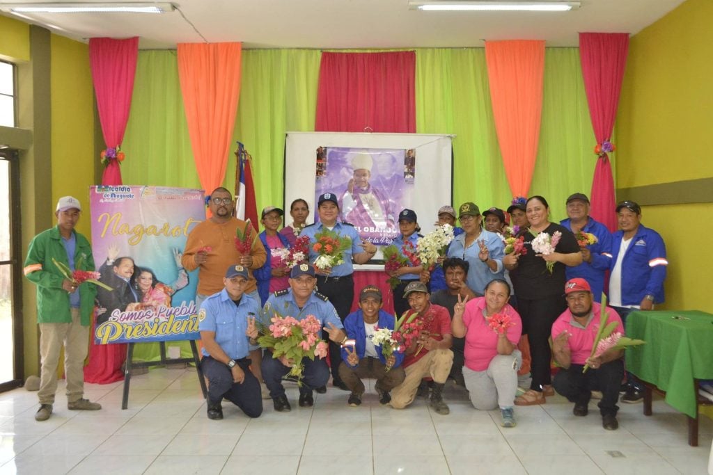 Ofrenda floral en la que participaron este 2 de febrero trabajadores públicos de Nagarote.