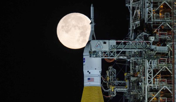 La misión tripulada a la Luna se aplaza tras parar hoy las pruebas por fuga de combustible