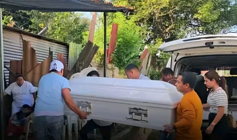 Ataúd de la niña Dania Sofía Espinoza Martínez, de 5 años, fallecida en un accidente en Ticuantepe. Foto: Canal 8.
