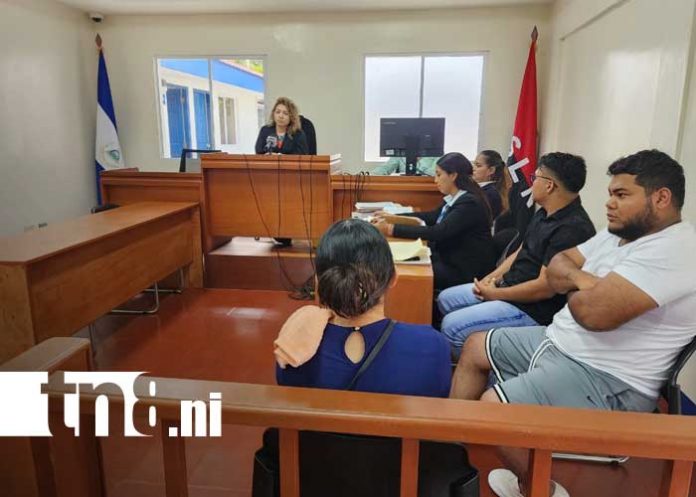 Familiares de la niña  Dania Sofía Espinoza Martínez, de 5 años, en audiencia inicial contra conductor de bus en Ticuantepe. Foto: Canal 8.