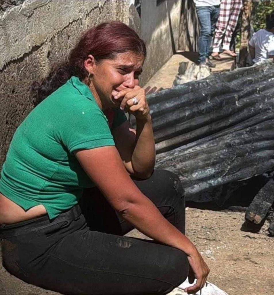 Aura Nelys Marín Calero, llora desconsoladamente tras perder su propiedad y enseres del hogar en devastador incendio. Foto: La Primerísima/facebook.