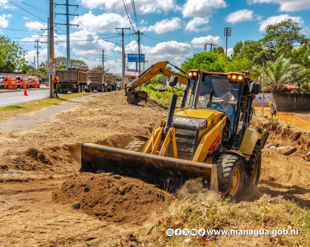 Avances en despeje de terrenos y ampliación de cauces en el tramo dos y tres de la Pista Héroes de la Insurrección. Foto: Tomada de la Alcaldía de Managua.
