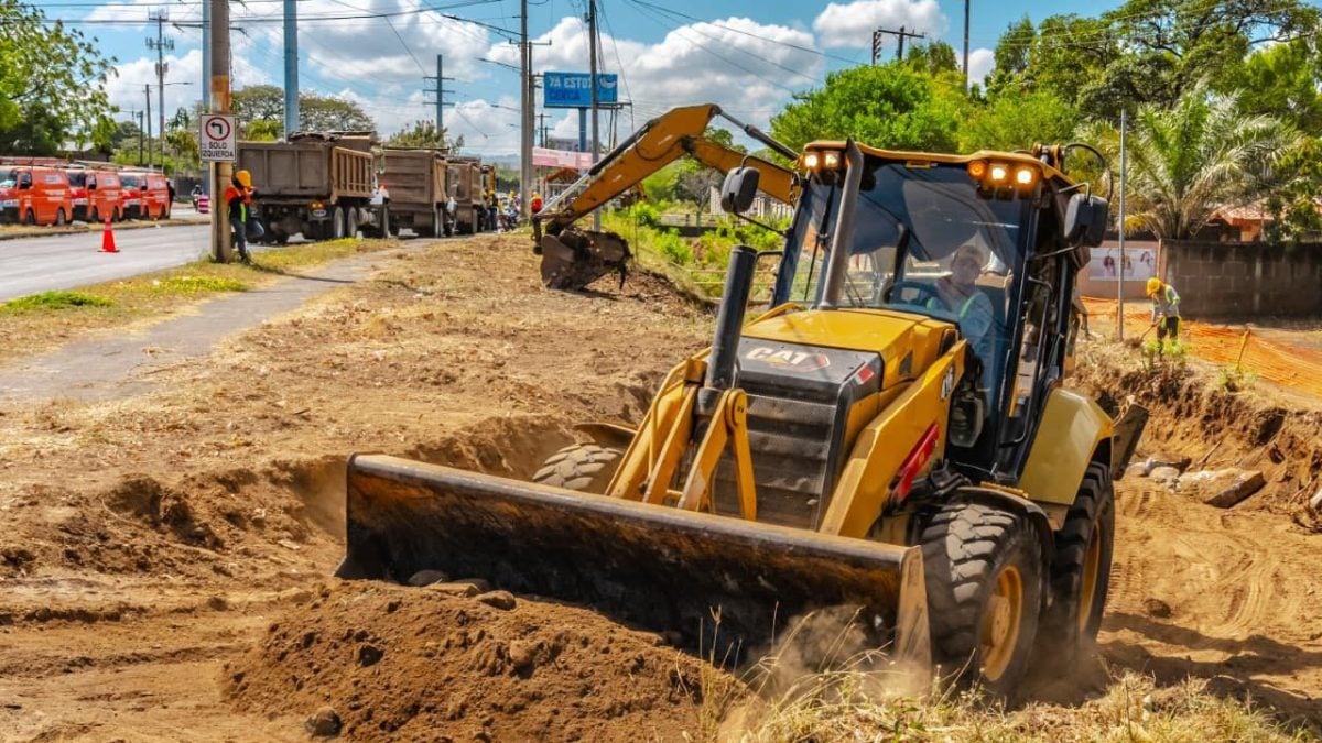 Avances en despeje de terrenos y ampliación de cauces en el tramo dos y tres de la Pista Héroes de la Insurrección. Foto: Tomada de la Alcaldía de Managua.