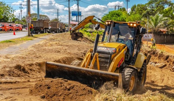 Avances en despeje de terrenos y ampliación de cauces en el tramo dos y tres de la Pista Héroes de la Insurrección. Foto: Tomada de la Alcaldía de Managua.