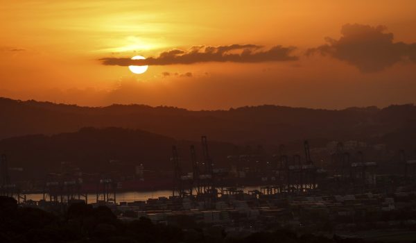 Empresa china CK Hutchison pide a Panamá negociar sobre operación de puertos en el canal