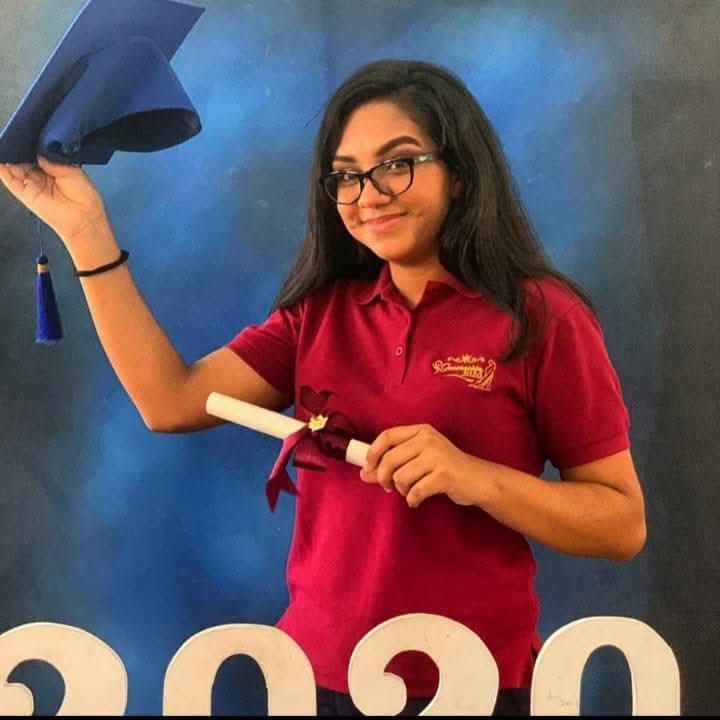 Carmen María González Selva luce su fotografía de su promoción de bachillerato. Foto: Carmen María González/facebook.