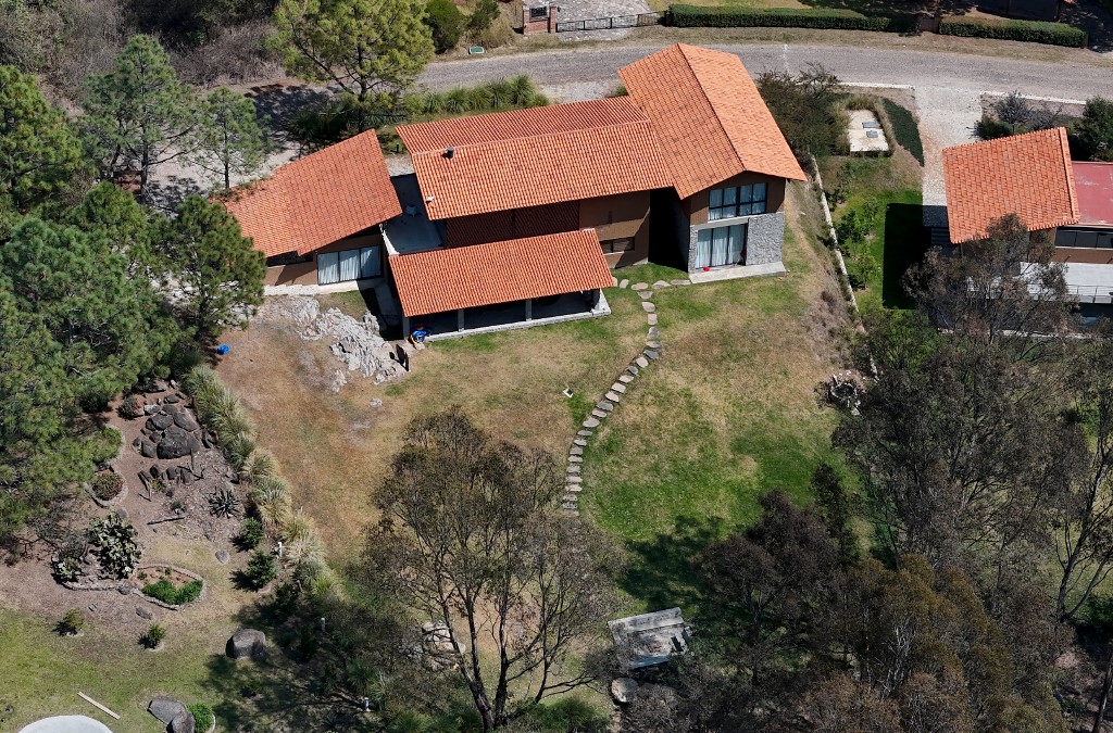 Vista aérea de la casa donde se alojaba el narcotraficante mexicano "El Mencho" antes de su captura en el "Tapalpa Country Club" en Tapalpa, estado de Jalisco, México, el 24 de febrero de 2026. Ulises RUIZ / AFP