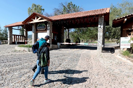 Empleados llegan a su trabajo en el Country Club de Tapalpa, donde el máximo capo del Cartel Jalisco Nueva Generación, Nemesio Oseguera, alias el Mencho, fue detectado y cercado por soldados del Ejército federal mexicano