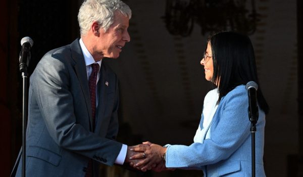 El embargo petrolero a Venezuela «esencialmente terminó», proclama el secretario de Energía de Estados Unidos en Caracas
