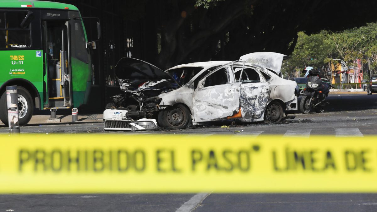 Fotografía que muestra un bloqueo con vehículos incendiados este domingo, en una vía de Guadalajara (México). EFE/ Francisco Guasco