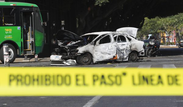 Integrantes del crimen organizado bloquean con incendios vías de varios estados de México