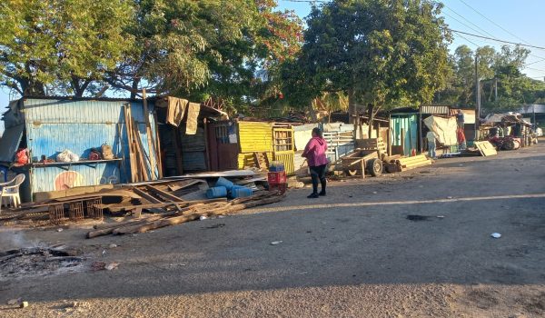 Desalojan a comerciantes que se ubican en la Terminal de Buses Casimiro Sotelo
