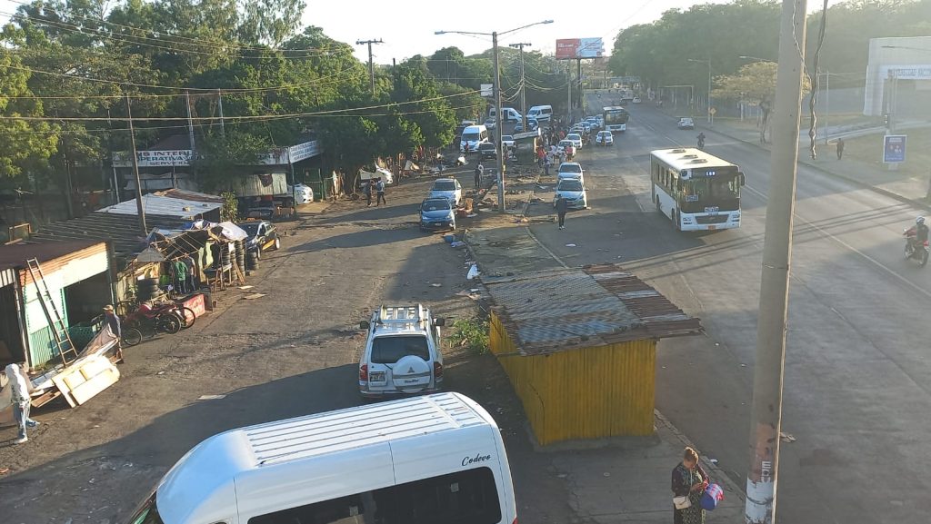 Alcaldía de Managua inicia con el desalojo de comerciantes de la Terminal de Buses Casimiro Sotelo.