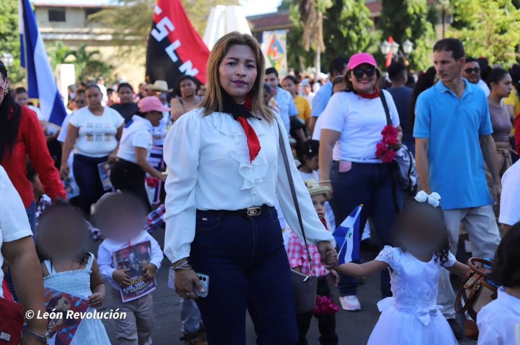 Maestros y alumnos de primaria desfilan a Sandino, en León. Foto: León Revolución/Facebook.