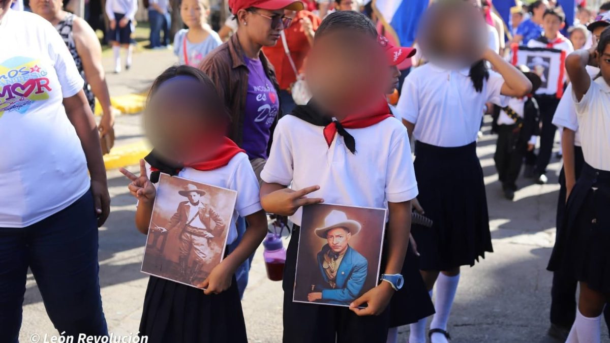 Alumnos de primaria son obligados a desfilar a Sandino, en León. Foto: León Revolución/Facebook.