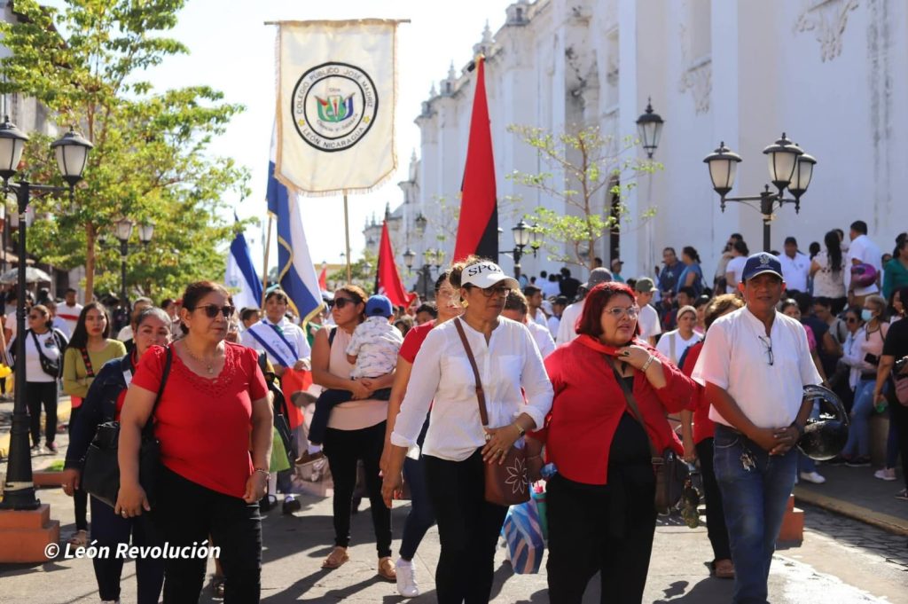 Maestros y alumnos de primaria desfilan a Sandino, en León. Foto: León Revolución/Facebook.