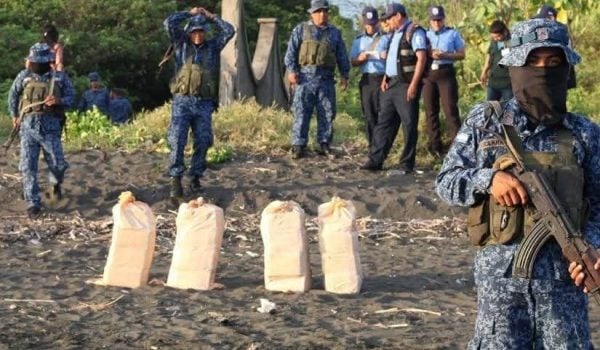 Ejército de Nicaragua decomisa cuatro sacos de cocaína en León. Narcos huyen
