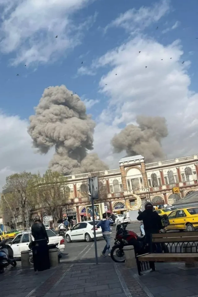 El humo se eleva por encima del bullicio normal de la ciudad. 