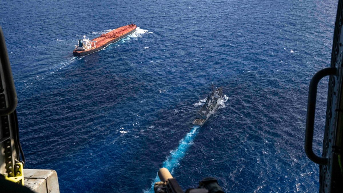 Esta foto, publicada en la cuenta X del Departamento de Defensa de EE. UU. el 15 de febrero de 2026, muestra lo que, según el Departamento de Defensa, son fuerzas militares estadounidenses preparándose para interceptar y abordar un petrolero, el Verónica III, en el océano Índico. US Department of Defense / AFP