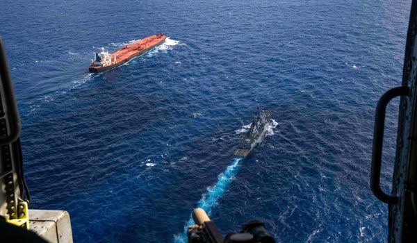 Esta foto, publicada en la cuenta X del Departamento de Defensa de EE. UU. el 15 de febrero de 2026, muestra lo que, según el Departamento de Defensa, son fuerzas militares estadounidenses preparándose para interceptar y abordar un petrolero, el Verónica III, en el océano Índico. US Department of Defense / AFP