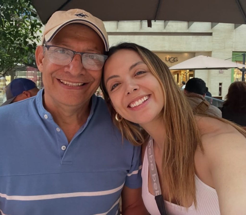 Farah Eslaquit junto a su padreel doctor Faisal Martín Eslaquit Aragón. Foto: Farah Eslaquit/Instagram.
