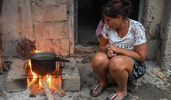 Getty Images Los cubanos se ayudan a cocinar con ollas sobre carbón y leña.